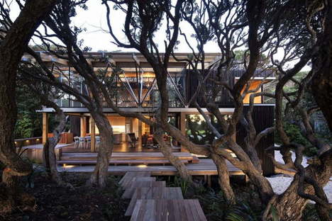 Herbst Architects sotto gli alberi di Pohutukawa in Nuova Zelanda