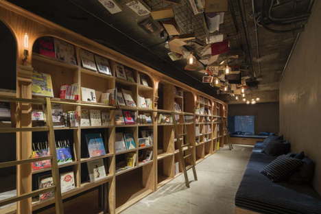 Suppose Design Office Book and Bed hotel libreria a Tokyo