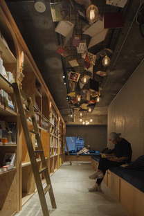 Suppose Design Office Book and Bed hotel libreria a Tokyo