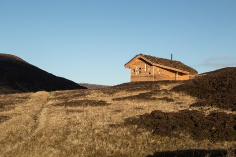 Moxon Architects una capanna moderna nelle Highlands scozzesi