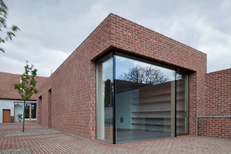 L'elogio del mattone: Brick Garden with Brick House di Jan Proska