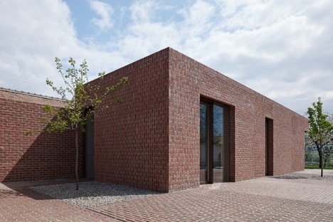 L'elogio del mattone: Brick Garden with Brick House di Jan Proska