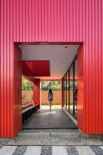 Felipe Assadi Arquitectos progetta La Roja una casa rossa tra le montagne del Cile 