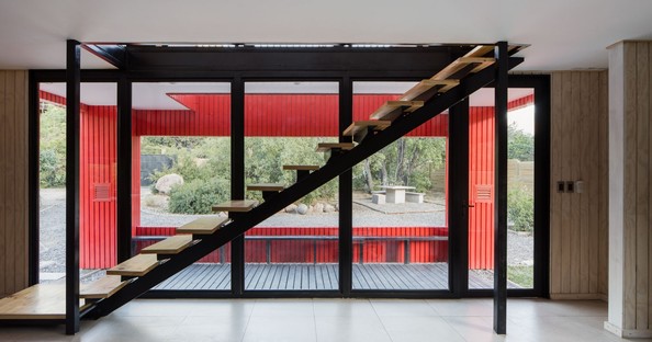 Felipe Assadi Arquitectos progetta La Roja una casa rossa tra le montagne del Cile 