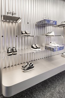Piuarch firma un innovativo store per sneakers a Milano