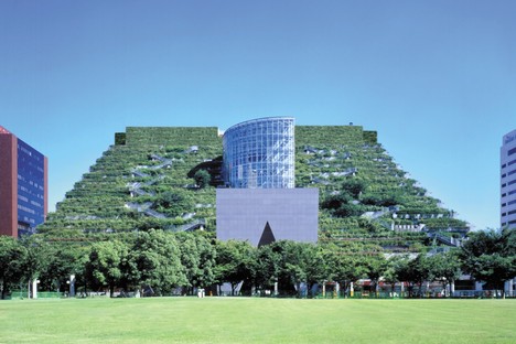 Architettura e natura: 25 anni del centro ACROS di Emilio Ambasz a Fukuoka