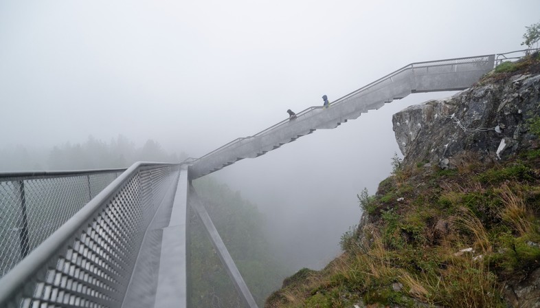 Carl-Viggo Hølmebakk ponte pedonale sulla cascata Vøringsfossen Norvegia