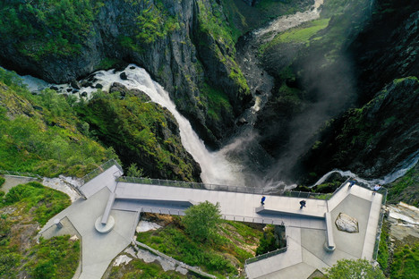 Carl-Viggo Hølmebakk ponte pedonale sulla cascata Vøringsfossen Norvegia