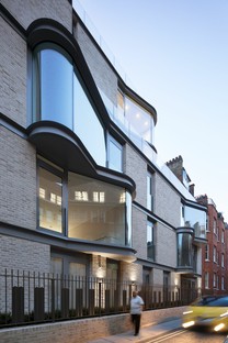 DROO Architecture rivisita il bow-window londinese con VI Castle Lane