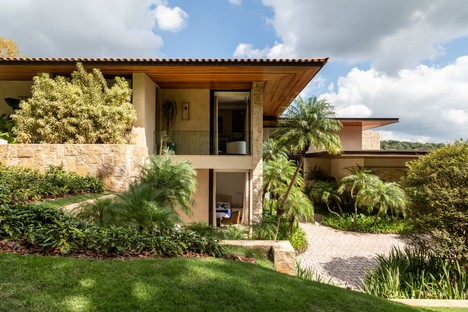 Gilda Meirelles Arquitetura EQ House materiali naturali per una casa nella natura