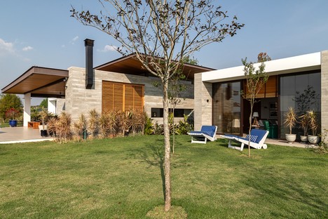 Gilda Meirelles Arquitetura MG House una casa contemporanea in un contesto rurale