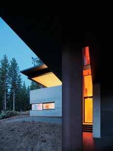 Faulkner Architects Lookout House una casa minimalista in Sierra Nevada