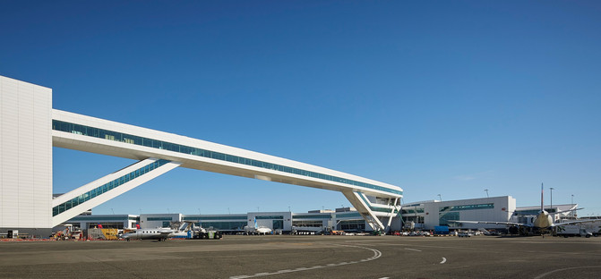 Skidmore, Owings & Merrill Aerial Walkway per l'Aeroporto Seattle-Tacoma
