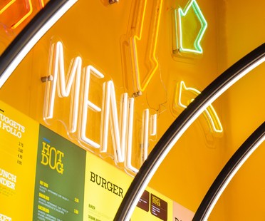 Puccio Collodoro Architetti Interior Minimal Pop per fast food a Palermo
