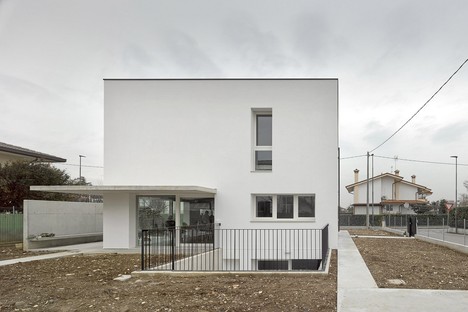 Casa DLS: Un'architettura autentica e funzionale per una famiglia contemporanea