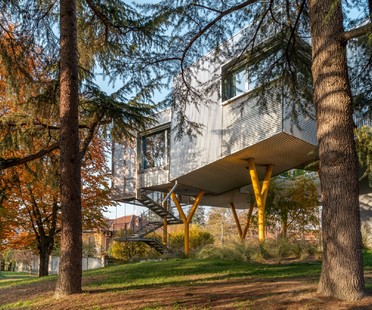 The Hole with the House Around di ELASTICOFarm: L'Architettura Contemporanea che Abbraccia il Vuoto
