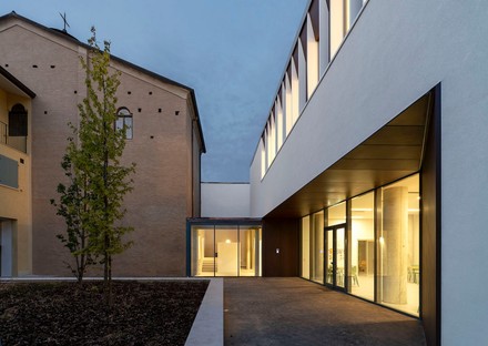 MAB Arquitectura: Rigenerazione e Partecipazione nel Nuovo Centro Parrocchiale di Reggiolo