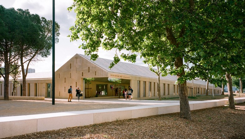 Architettura e resistenza, il complesso scolastico di O-S e NAS a Béziers 