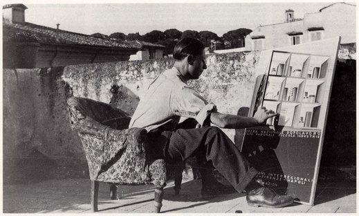 Adalberto Libera sul terrazzo della pensione in via del Corso a Roma, 1928