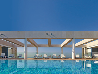 Urban resort con vista mare. Apre il primo Hotel Ritz-Carlton in Israele.