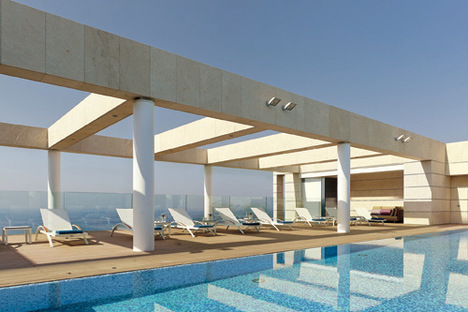 Urban resort con vista mare. Apre il primo Hotel Ritz-Carlton in Israele.