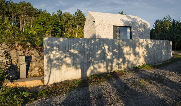 Compact Karst House Dekleva Gregoric architettura rurale 