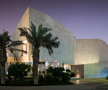 Wall house di AGi Architects a Khaldiya (Kuwait City)
