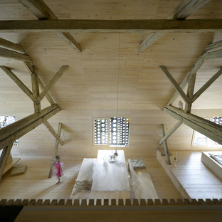OFIS architects: Alpine barn tourist apartment a Bohinj, Slovenia