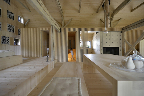 OFIS architects: Alpine barn tourist apartment a Bohinj, Slovenia