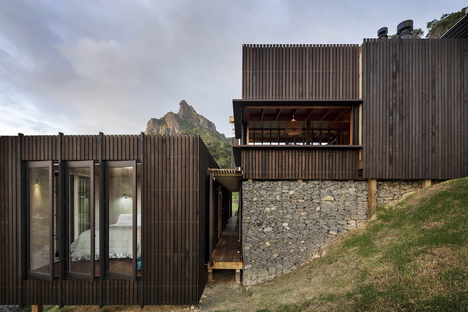 Herbst Architects: Castle Rock Beach House a nord di Auckland