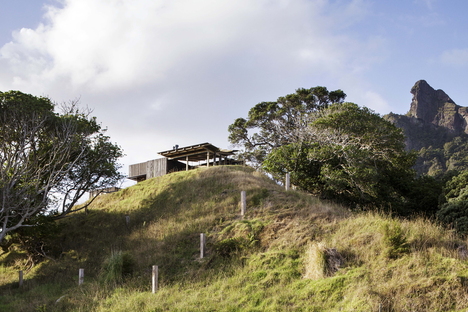 Herbst Architects: Castle Rock Beach House a nord di Auckland