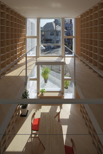Takuro Yamamoto Architects: casa con 30000 libri a Tokyo