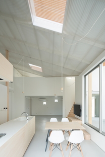y+M design office e la Floating Roof House a Kobe