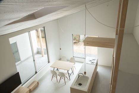 y+M design office e la Floating Roof House a Kobe