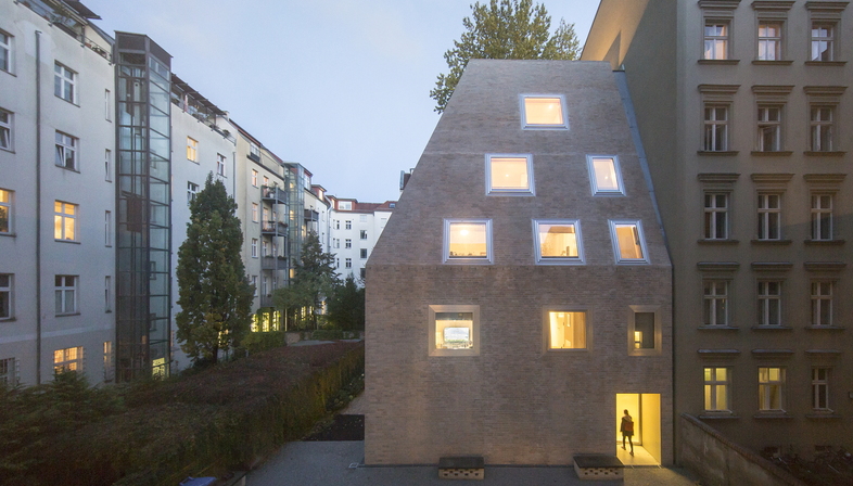 Barkow Leibinger: Apartment House Prenzlauer Berg Berlino