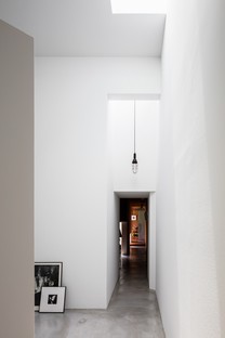 FORM/Kouichi Kimura Architects: Casa per un fotografo in Giappone