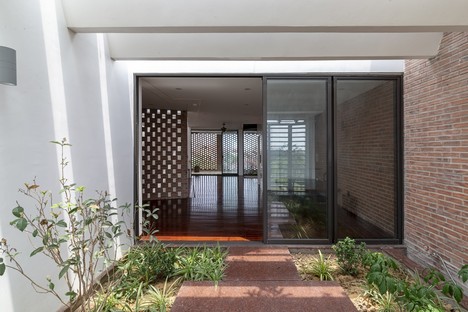 H&P Architects: casa-tubo e “caverna tropicale” in Vietnam