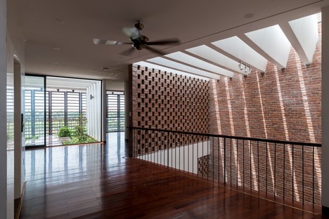 H&P Architects: casa-tubo e “caverna tropicale” in Vietnam