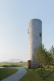 TAO: Belvedere con torre sul lago dei cigni di Rongcheng, Cina