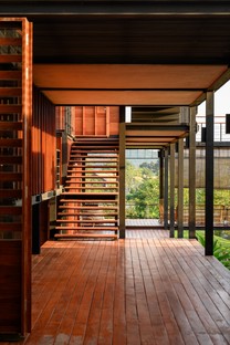 TA-CHA Design: Binary Wood House, Pak Chong, Thailandia