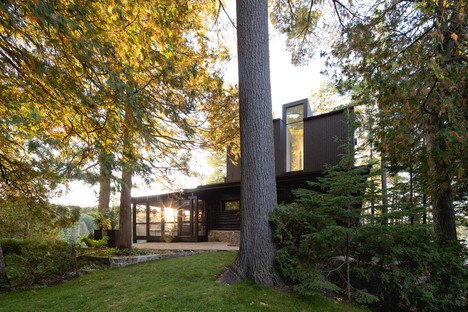 Cottage on the Point di Paul Bernier a Montréal in Canada