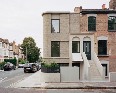 31/44 Architects: Casa ad angolo a Peckham, Londra