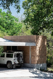 WEYES: Casa nel bosco del Barrial, Santiago, Messico