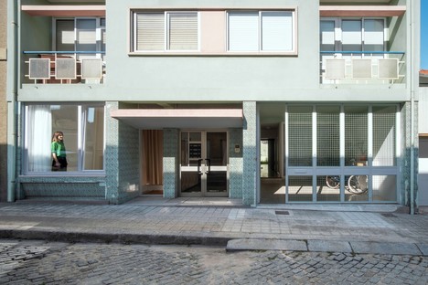 OITOO: Ground floor house, riuso di un piano terreno a Porto
