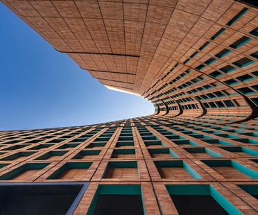 Hooman Balazadeh: Edificio per uffici Hitra Building a Teheran