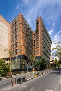 Hooman Balazadeh: Edificio per uffici Hitra Building a Teheran