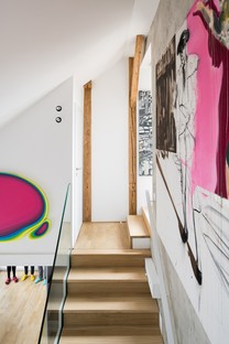 Esté architekti: Interni di un sottotetto duplex a Praga
