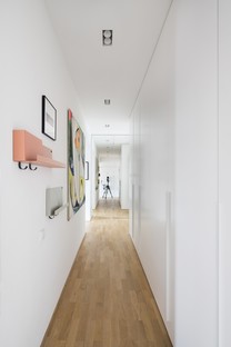Esté architekti: Interni di un sottotetto duplex a Praga