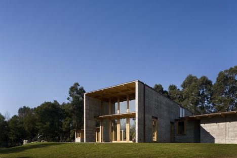 Castanheira: una casa di cemento e legno