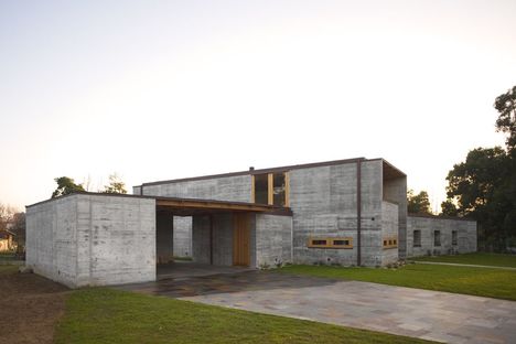 Castanheira: una casa di cemento e legno